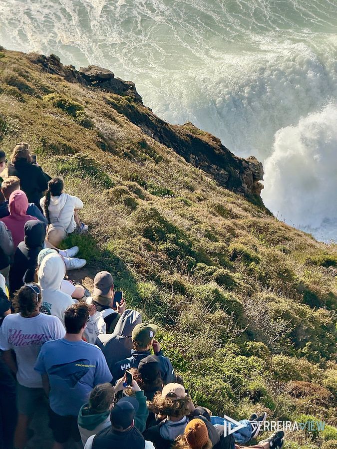 Público na falésia da Nazaré a ver as ondas gigantes da Praia do Norte