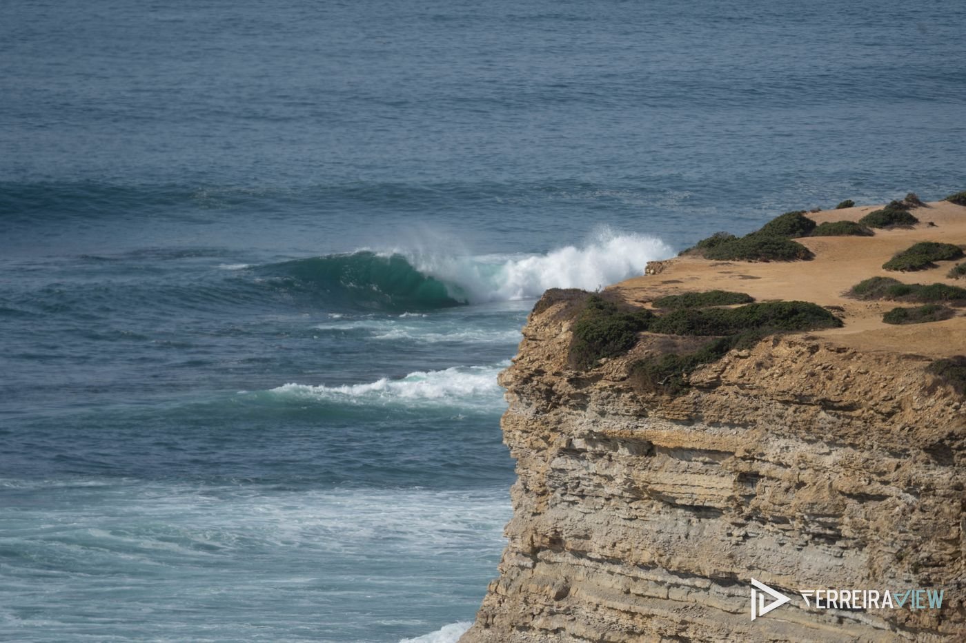 Onda a rebentar junto às falésias da Ericeira