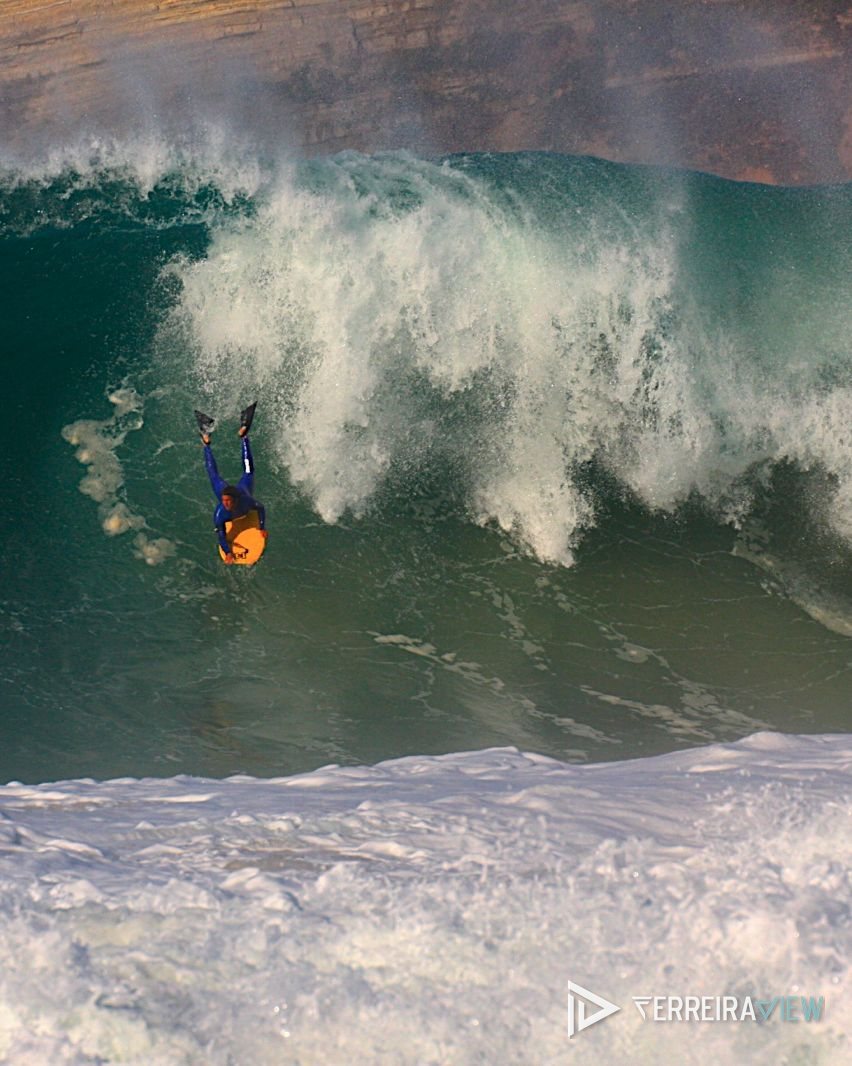 Rui Ferreira, ex-bodyboarder profissional, numa onda grande