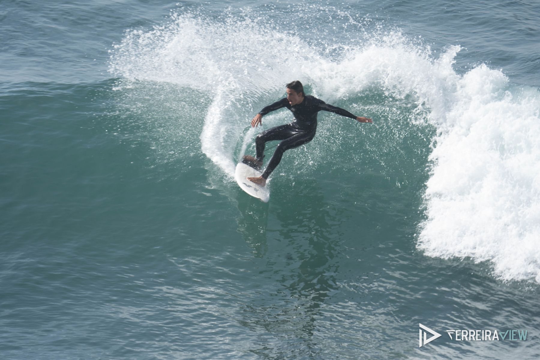 Surfista a lançar spray numa manobra na Ericeira — fotografia de surf Ferreiraview